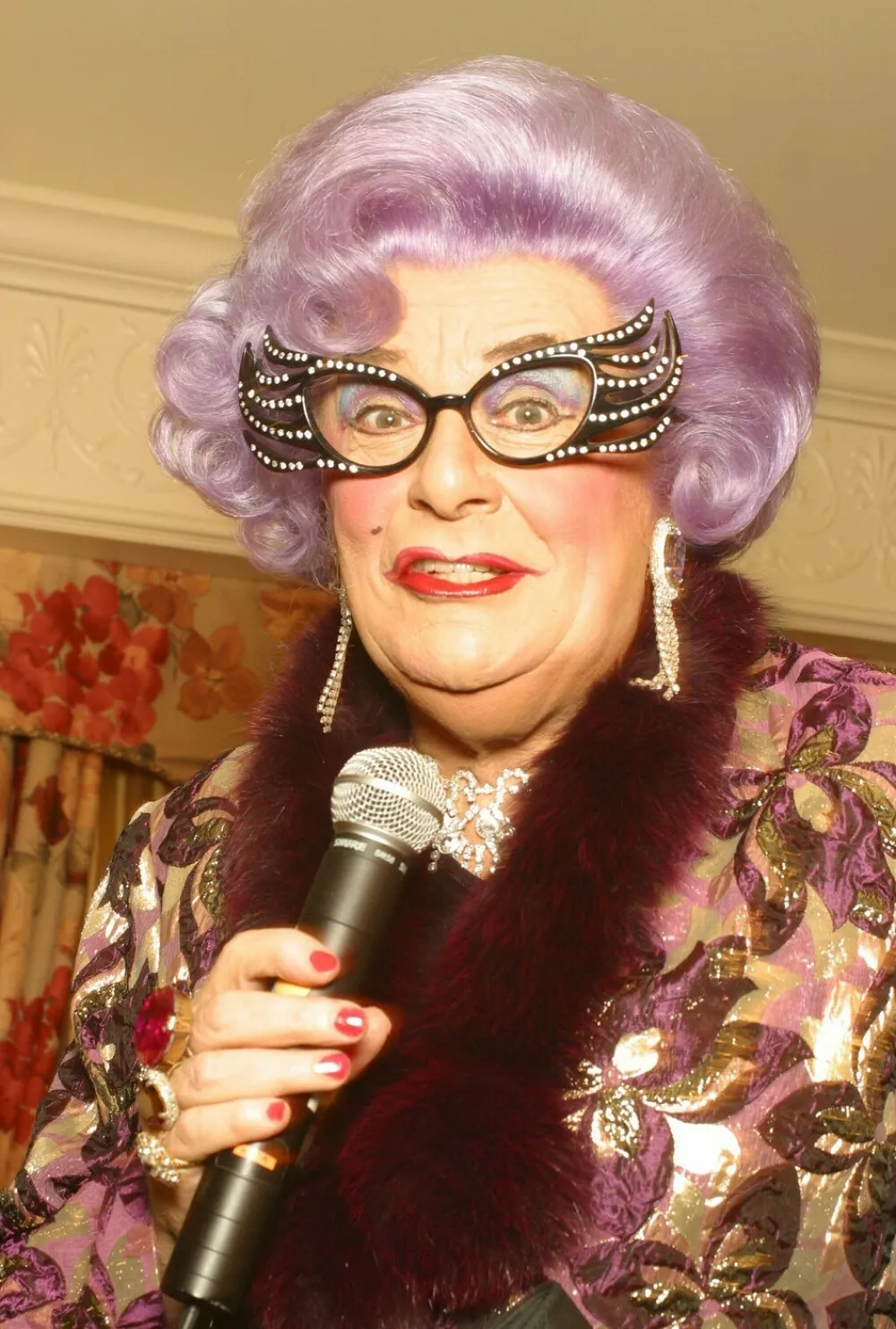 Dame Edna Has F profimedia