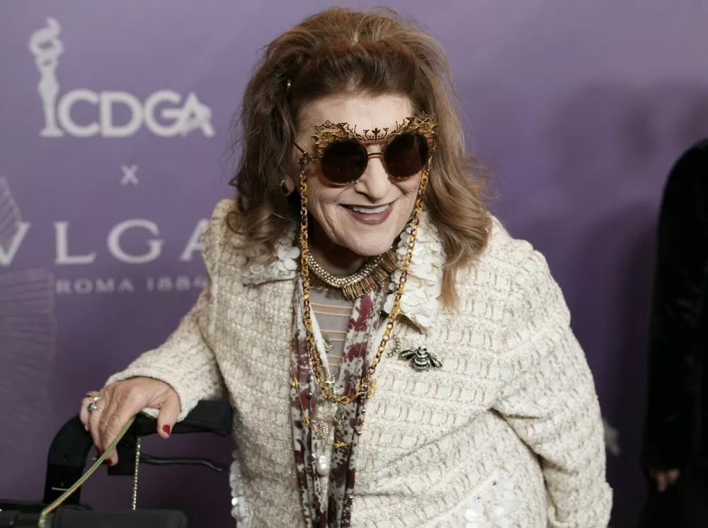 Julie Weiss je ameri&scaron;ka kostumografinja. Prejela je &scaron;tevilna priznanja, vključno z dvema nagradama združenja Costume Designers Guild in dvema nagradama emmy. FF profimedia