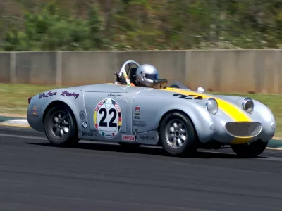 Predelani austin-healey za na dirkali&scaron;če.
