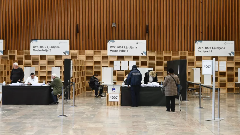 predčasno glasovanje na Gospodarskem razstavi&scaron;ču- 22.11.2022 &ndash; Referendumi 2022 &ndash; glasovanje o treh zakonodajnih referendumih, in sicer o&nbsp;noveli Zakona o vladi, noveli Zakona o dolgotrajni oskrbi &nbsp;in noveli Zakona o Radioteleviziji Slovenija&nbsp; //FOTO: Nik Erik Neubauer