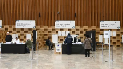 predčasno glasovanje na Gospodarskem razstavišču- 22.11.2022 – Referendumi 2022 – glasovanje o treh zakonodajnih referendumih, in sicer o noveli Zakona o vladi, noveli Zakona o dolgotrajni oskrbi  in noveli Zakona o Radioteleviziji Slovenija  //FOTO: Nik Erik Neubauer