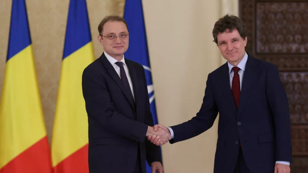 Romania's Prime Minister-designate Luca Niculescu shakes hands with Romanian President Nicusor Dan at Cotroceni Palace, in Bucharest, Romania, October 5, 2026. Inquam Photos/George Calin via REUTERS ATTENTION EDITORS - THIS IMAGE WAS PROVIDED BY A THIRD PARTY. ROMANIA OUT. NO COMMERCIAL OR EDITORIAL SALES IN ROMANIA