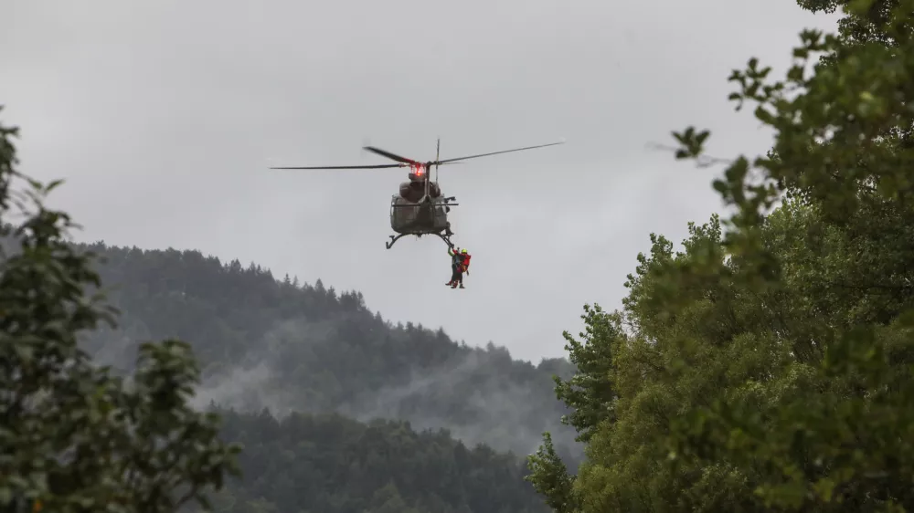 - Poplavljeno naselje Sor&scaron;ka cesta v &Scaron;kofja Loki.- Re&scaron;evanje družine iz poplavljene hi&scaron;e z voja&scaron;kim helikopterjem.- 04.08.2023. Močno deževje in hude ujme so zajele vso Slovenijo in povzročile hude poplave, plazove in zastoje v prometu..//FOTO: Bojan Velikonja