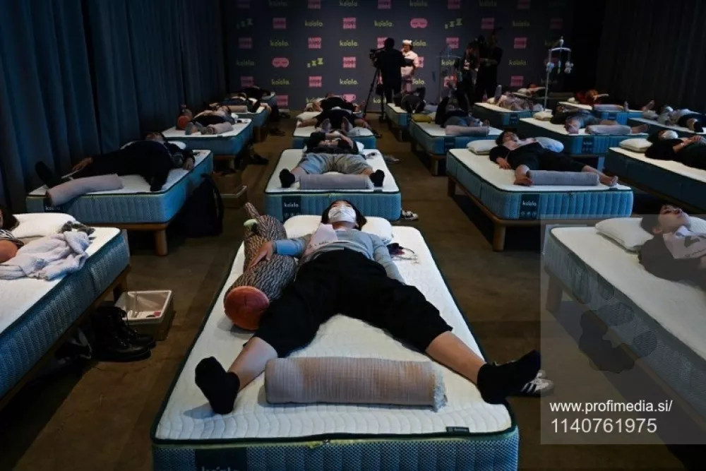 Attendees take part in a sleep competition organized by a mattress brand in Tokyo on October 5, 2026.,Fotografija: 1140761975, Licenca: Rights-managed, Omejitve:, Izdaja modela: no 