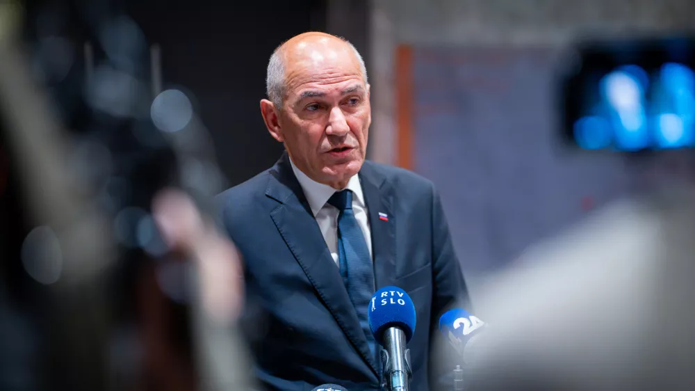 Ljubljana, DZ.Zadnji dan redne seje DZ, na kateri je na poslanska vprasanja odgovarjal predsednik vlade Janez Jansa.Izjava za medije predsednika vlade Janeza Janse.
