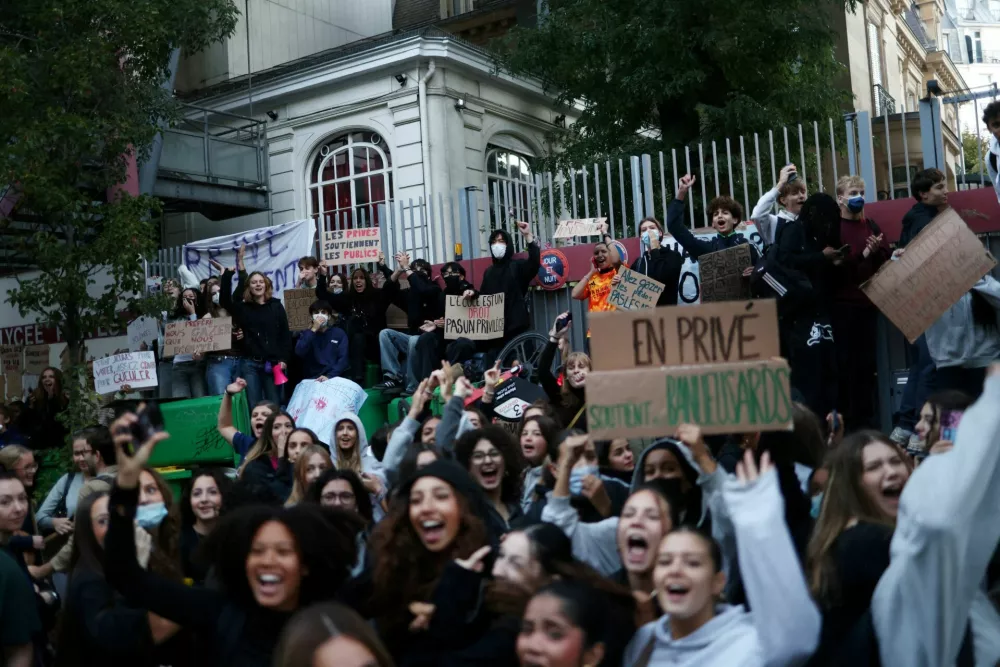 French high school students gather outside the Lycee Charles Peguy high school in Paris as part of a nationwide day of demonstrations and blockades, voicing anger over overcrowded classrooms, teacher shortages and dilapidated school buildings, which students blame on years of underinvestment, France, October 6, 2026. REUTERS/Tom Nicholson   TPX IMAGES OF THE DAY