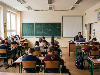 Simbolična fotografija. Učitelj v razredu. Ustvarjena z AI