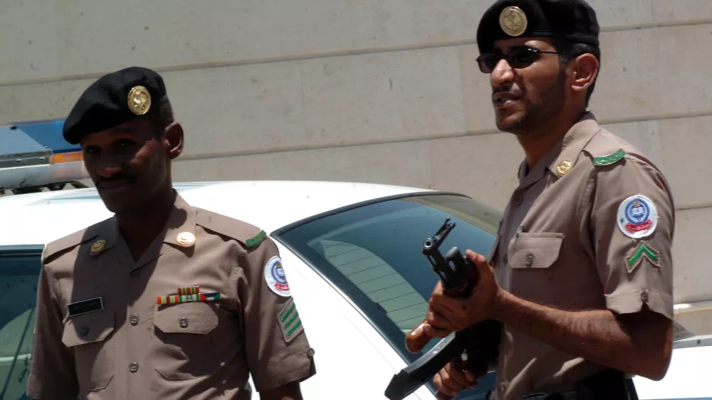 Saudi policemen stand guard in the area where a militant was killed in Riyadh July 3, 2005. A senior al Qaeda militant was killed in clashes between Saudi police and wanted suspects in the capital Riyadh on Sunday. REUTERS/Sultan al Fahed ZH/TW