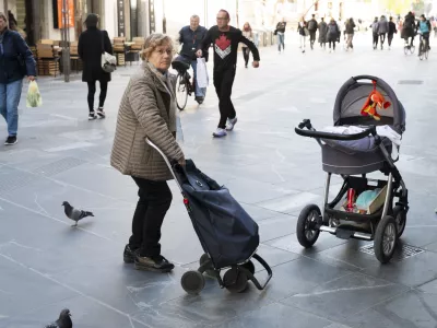 Pred 50 leti 30.000 rojstev, lani manj kot 17.000: Slovenija se stara