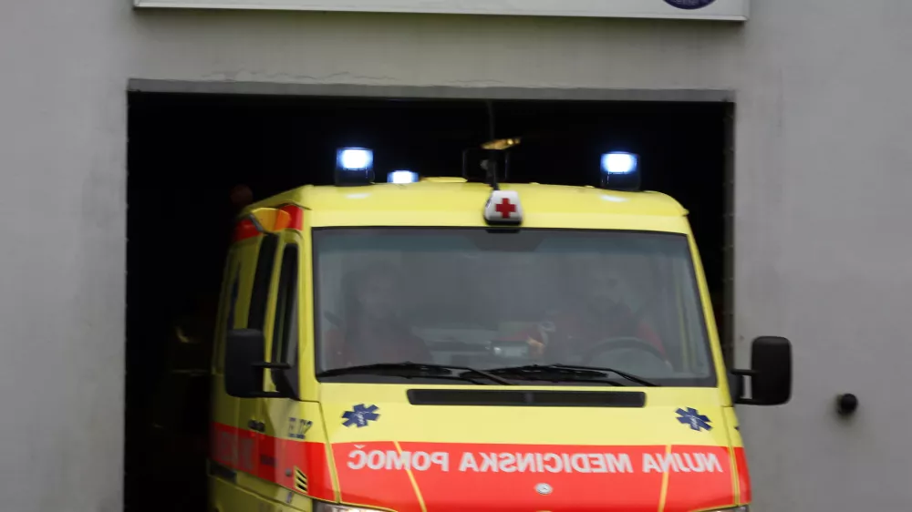 re&scaron;evalno vozilo (re&scaron;ilec) - stavba- Re&scaron;evalna postaja UKC v Ljubljani, preshopitalna enota nujne medicinske pomoči - re&scaron;evalci, Zalo&scaron;ka 25,  ///FOTO: Luka Cjuha
