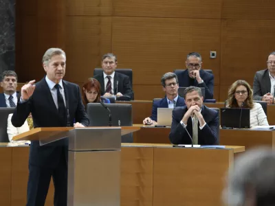 Predsednik vlade Rober Golob in Minister za finance Klemen Bo&scaron;tjančič6.10.2025 - izredna seja DZ, na kateri bodo predstavili proračunski memorandum 2026-2027, predlog sprememb proračuna RS za leto 2026 in predlog proračuna RS za leto 2027; DZ,Foto: Luka Cjuha