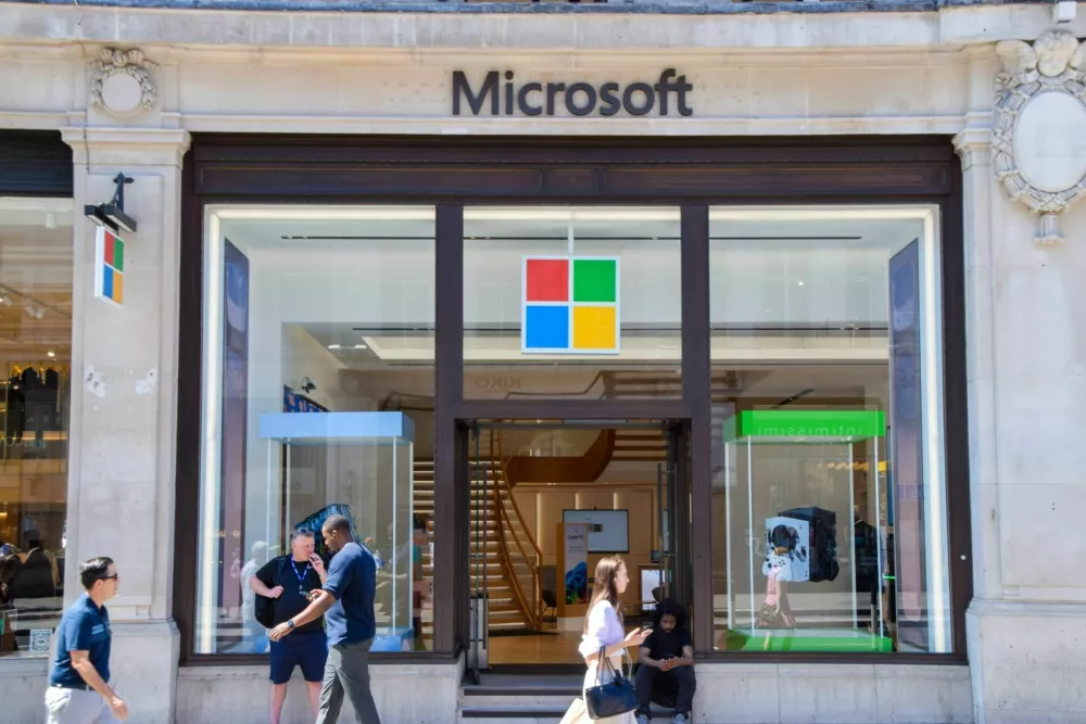 London, UK - July 19 2024: people walk past the Microsoft store in Oxford Circus. / Foto: Vv Shots