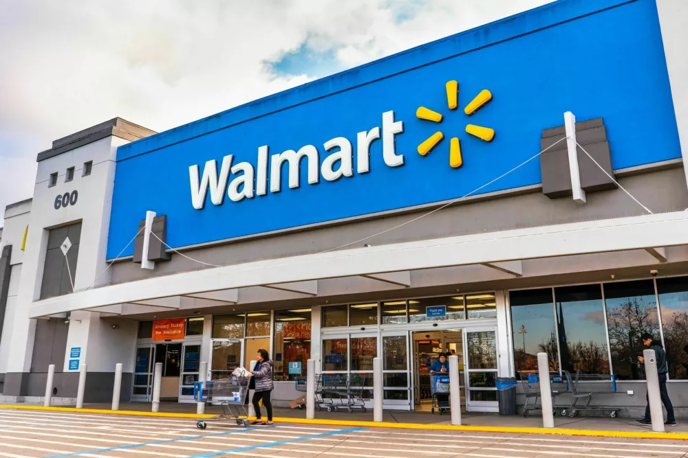 Jan 9, 2020 Mountain View / CA/ USA - People shopping at a Walmart store in south San Francisco bay area / Foto: Sundry Photography