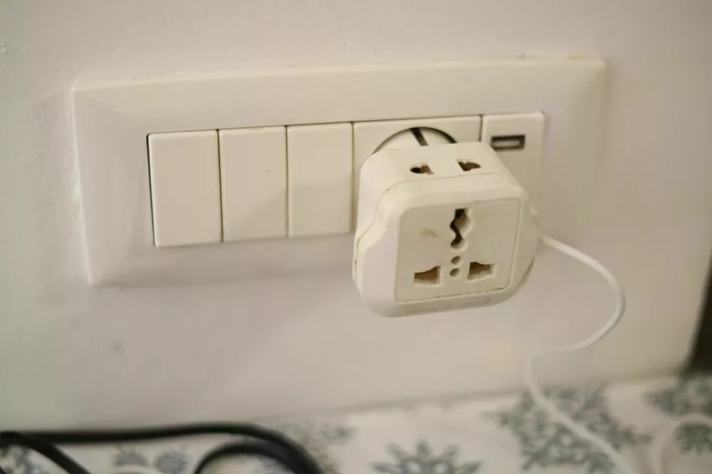 Europe electric plug adapter, international plug socket gadget for travel / Foto: Jhnbnk