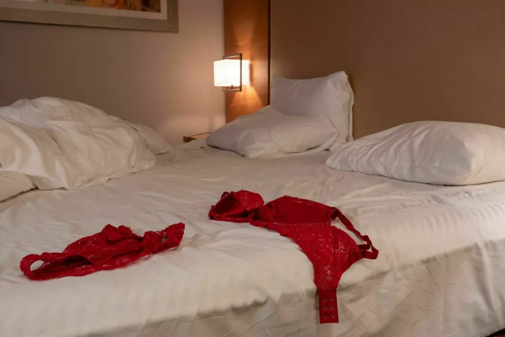 red satin lingerie on the bed / Foto: Suken