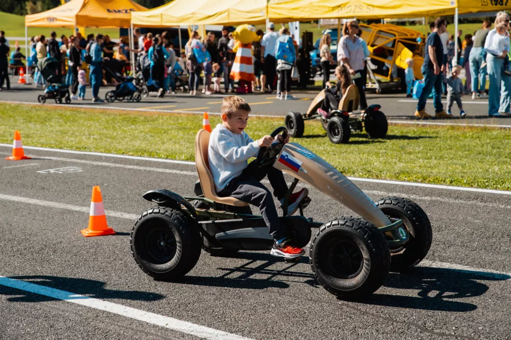 Najmlaj&scaron;i so svoje spretnosti preizku&scaron;ali na poligonu z gokarti na pedala. / Foto: Domitrica In Jeras
