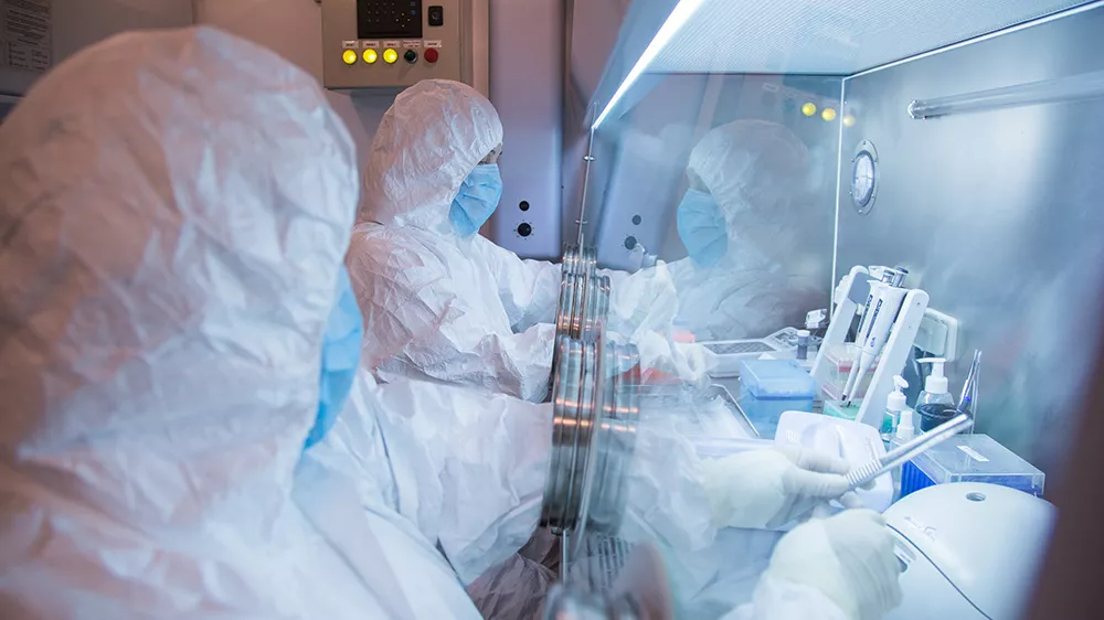 This undated photo released in 2019 by the Irkutsk Anti-Plague Research Institute of Siberia and Far East, shows the institute workers in a lab. (The Irkutsk Anti-Plague Research Institute of Siberia and Far East via AP) ADDITION: adding photo was released in 2019 / Foto: 