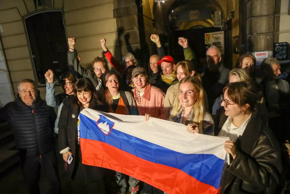 11.10.2026 - referendum 4x za 4x proti 11 oktober - zakonodajni in 3 x posvetovalni referendum - ekipa In&scaron;tituta 8. marec skupaj s civilno družbo rezultate referenduma spremljala v PritličjuFoto: Luka Cjuha / Foto: 