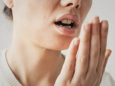 Woman is checking smell of breath / Foto: Seb_ra