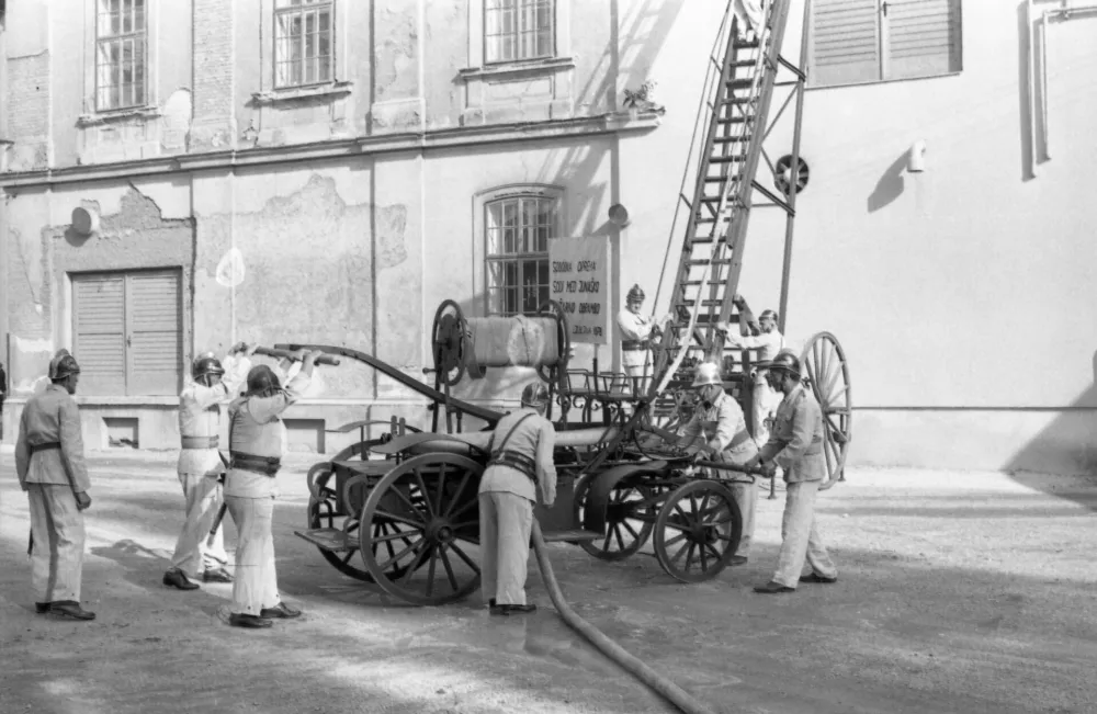 Ko je zagorelo, so stopili skupaj in gasili z vedri: zgodbe slovenskega gasilstva