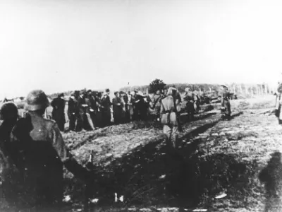 Nem&scaron;ke enote med popisom zajetih talcev, pred so jih odpeljali na kraje usmrtitve. Fotografija je iz 21. oktobra 1941. / Foto: Wikipedija