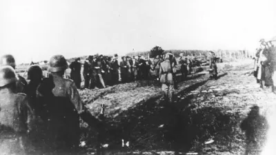 Nem&scaron;ke enote med popisom zajetih talcev, pred so jih odpeljali na kraje usmrtitve. Fotografija je iz 21. oktobra 1941. / Foto: Wikipedija