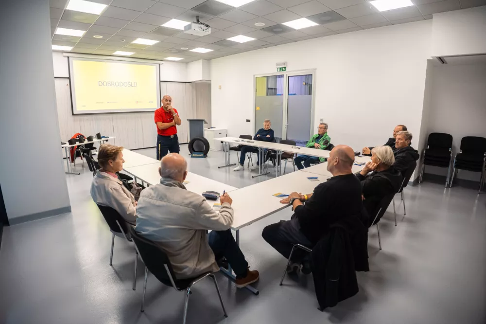 Za začetek udeleženci &scaron;e enkrat temeljito obnovijo svoje znanje cestnoprometnih predpisov. / Foto: Zavarovalnica Triglav