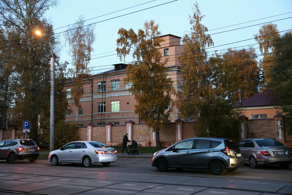 A pedestrian pushes a baby stroller past the building of the Irkutsk Anti-Plague Research Institute of Siberia and the Far East in Irkutsk, Russia, on Wednesday, Oct. 7, 2026. (AP Photo) / Foto: Ap