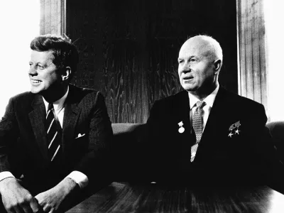 Ameri&scaron;ki predsednik John. F. Kennedy in vodja Sovjetske zveze Nikita Hru&scaron;čov na Dunaju maja 1961 / Foto: Wikipedija