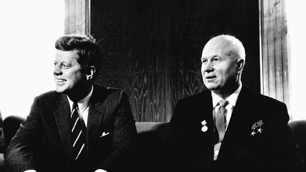 Ameri&scaron;ki predsednik John. F. Kennedy in vodja Sovjetske zveze Nikita Hru&scaron;čov na Dunaju maja 1961 / Foto: Wikipedija