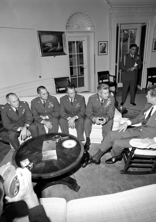 Srečanje predsednika ZDA Johna F. Kennedyja z generalom Curtisom LeMayem in izvidni&scaron;kimi piloti, ki so odkrili raketna opori&scaron;ča na Kubi. / Foto: Wikipedija