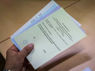 Ljubljana, prostori MOL.Predcasno glasovanje za zakonodajni referendum o noveli zakona o parlamentarni preiskavi ter tri posvetovalne referendume - o ukinitvi obveznega placevanja prispevka za Radiotelevizijo Slovenija, o pogojevanju pravice do denarne socialne pomoci z aktivnim vkljucevanjem delovno sposobnih upravicencev v druzbenokoristna dela ter o volilni pravici na lokalnih volitvah. 