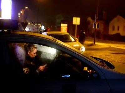 - policistka - preverjanje dokumentov - javna uprava - kazenska politika- 19.01.2015 - Ttrža&scaron;ka cesta pri Dolgem mostu - Policija - nadzor prometa - policijska prometna patrulja - poostrena kontrola cestnega prometa v nočnih urah - //FOTO: Bojan Velikonja
