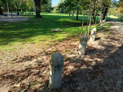 Kodeljevo, odlomljen stebriček