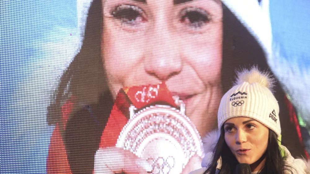 dobitnica bronaste olimpijske medalje deskarka Gloria Kotnik - 12.02.2022 &ndash; Krajnska Gora - Olimpijski komite Slovenije (OKS) - sprejem za slovenske olimpijce in olimpijke zimskih olimpijskih iger ZOI Peking 2022 //FOTO: Jaka Gasar