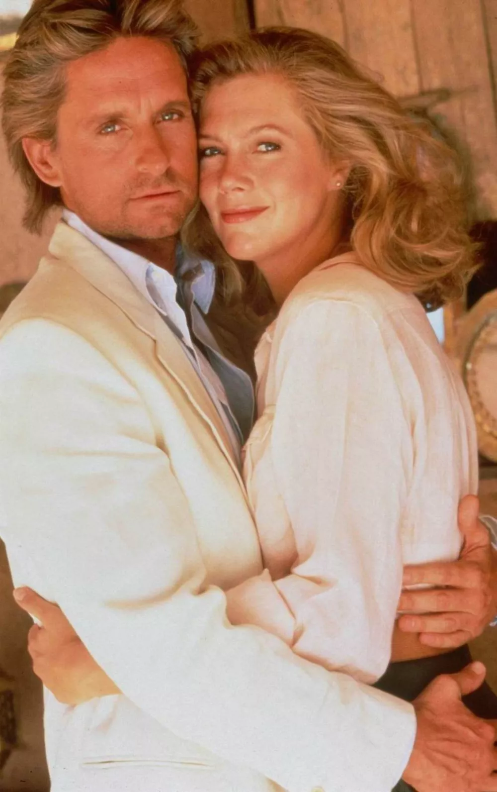 Nilski draguljThe Jewel of the Nile, am. komedija, 1985. Igrata Michael Douglas, Kathleen Turner,  režija  Lewis Teague.