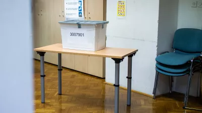 Ljubljana, prostori MOL.Predcasno glasovanje za zakonodajni referendum o noveli zakona o parlamentarni preiskavi ter tri posvetovalne referendume - o ukinitvi obveznega placevanja prispevka za Radiotelevizijo Slovenija, o pogojevanju pravice do denarne socialne pomoci z aktivnim vkljucevanjem delovno sposobnih upravicencev v druzbenokoristna dela ter o volilni pravici na lokalnih volitvah.