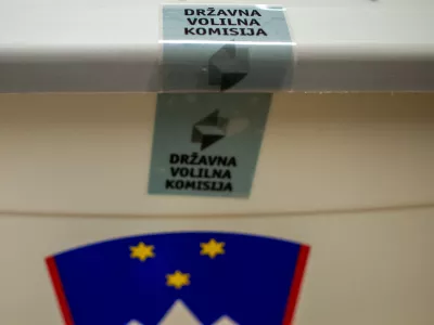 Ljubljana, prostori MOL.Predcasno glasovanje za zakonodajni referendum o noveli zakona o parlamentarni preiskavi ter tri posvetovalne referendume - o ukinitvi obveznega placevanja prispevka za Radiotelevizijo Slovenija, o pogojevanju pravice do denarne socialne pomoci z aktivnim vkljucevanjem delovno sposobnih upravicencev v druzbenokoristna dela ter o volilni pravici na lokalnih volitvah.