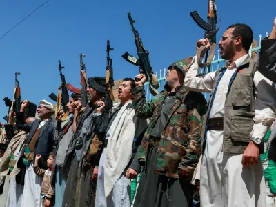 Houthi supporters carry weapons as they gather in solidarity with the movement as fighting intensifies across several fronts, in Sanaa, Yemen, October 7, 2026. REUTERS/Mohammed al-Mahdi