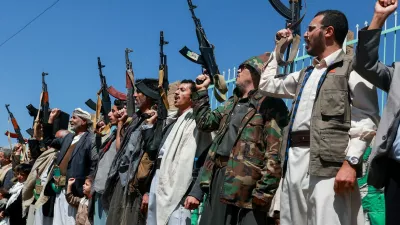 Houthi supporters carry weapons as they gather in solidarity with the movement as fighting intensifies across several fronts, in Sanaa, Yemen, October 7, 2026. REUTERS/Mohammed al-Mahdi