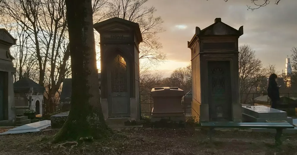 A picture take during the sunset moment in this quiet and suggestive location in Paris