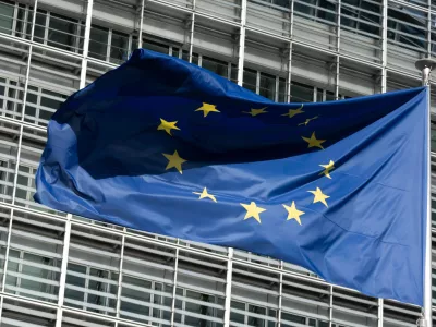 FILED - 02 April 2025, Belgium, Brussels: A European Union flag flies in the wind in front of the Berlaymont building, the seat of the European Commission. The European Commission on Wednesday imposed fines on Apple and Meta totalling &middot;700 million (6.7 million), accusing them of violating EU legislation on digital markets Photo: Anna Ross/dpa