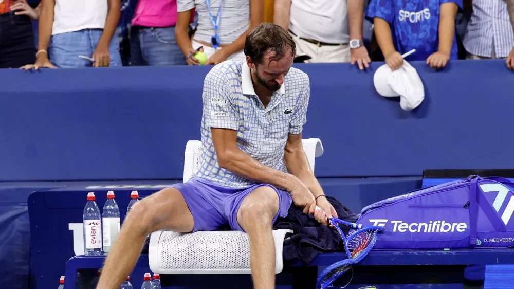 Tennis - U.S. Open - Flushing Meadows, New York, United States - August 25, 2025 Russia's Daniil Medvedev breaks his racquet after his first round match against France's Benjamin Bonzi REUTERS/Eduardo Munoz