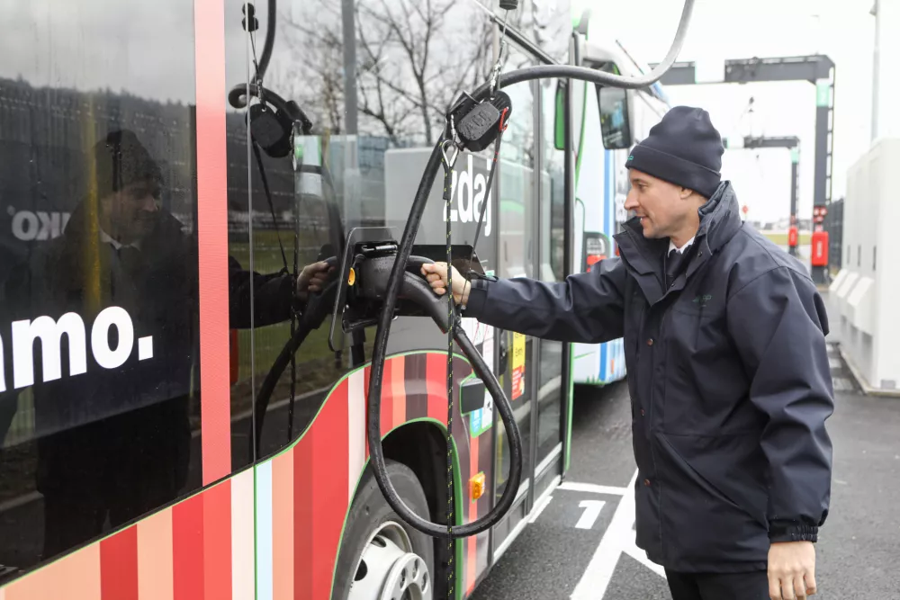 10.2.2026 - odprtje polnilnega parka za alternativna goriva, v katerem bo poleg polnilnic za avtobuse na električni pogon urejena tudi prva javna polnilnica za vozila na vodikov pogon v Sloveniji, dogodka se bo udeležil tudi ljubljanski župan Zoran JankovićFoto: Luka Cjuha