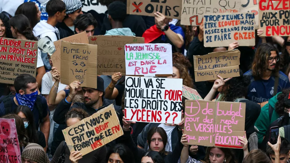 Protesters march during a demonstration by French high school students in Marseille, as part of a nationwide day of protests and blockades, expressing anger over overcrowded classrooms, teacher shortages and dilapidated school buildings, which students blame on years of underinvestment, in Marseille, France, October 8, 2026. One of the placards reads: "Who will fight for high school students' rights?". REUTERS/Manon Cruz