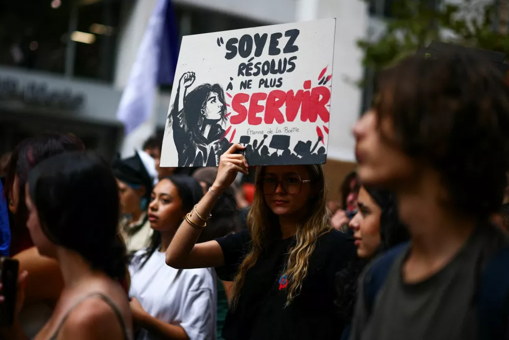 Protesters march during a demonstration by French high school students in Marseille, as part of a nationwide day of protests and blockades, expressing anger over overcrowded classrooms, teacher shortages and dilapidated school buildings, which students blame on years of underinvestment, in Marseille, France, October 8, 2026. A placard reads: "Let us be determined to serve no more." REUTERS/Manon Cruz