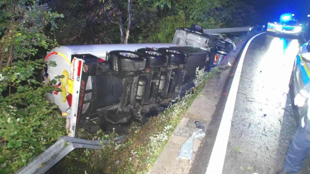 tovornjak je zapeljal s ceste in se prevrnil na bok