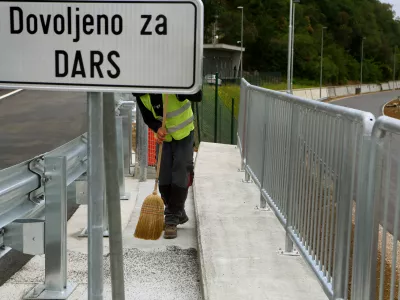 - simbolična fotografija - DARS - či&scaron;čenje - delavec - pometanje- 22.05.2015 Koper - Predor Markovec - dvocevni, dvopasovni predor na hitri cesti Koper - Izola // odprtje odseka hitre ceste  in dan odprtih vrat za predstavnike medijev pred odprtjem predora //FOTO: Bojan Velikonja