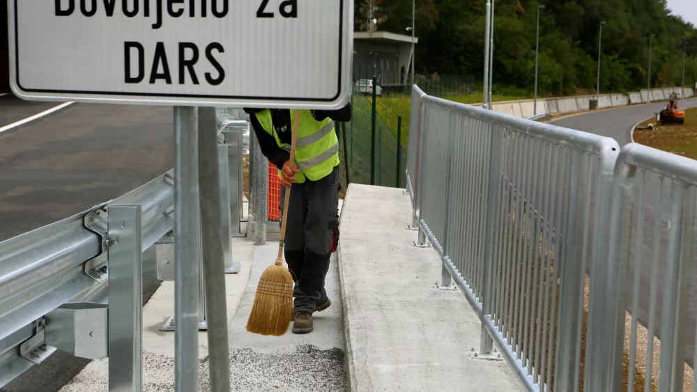 - simbolična fotografija - DARS - či&scaron;čenje - delavec - pometanje- 22.05.2015 Koper - Predor Markovec - dvocevni, dvopasovni predor na hitri cesti Koper - Izola // odprtje odseka hitre ceste  in dan odprtih vrat za predstavnike medijev pred odprtjem predora //FOTO: Bojan Velikonja