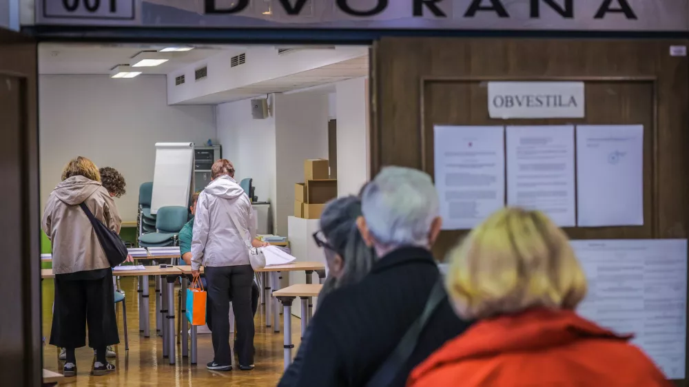 Ljubljana, prostori MOL.Predcasno glasovanje za zakonodajni referendum o noveli zakona o parlamentarni preiskavi ter tri posvetovalne referendume - o ukinitvi obveznega placevanja prispevka za Radiotelevizijo Slovenija, o pogojevanju pravice do denarne socialne pomoci z aktivnim vkljucevanjem delovno sposobnih upravicencev v druzbenokoristna dela ter o volilni pravici na lokalnih volitvah. 